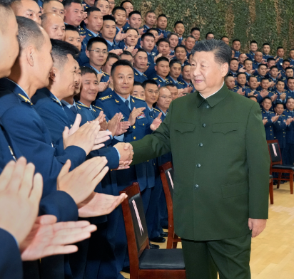 习近平视察空降兵军