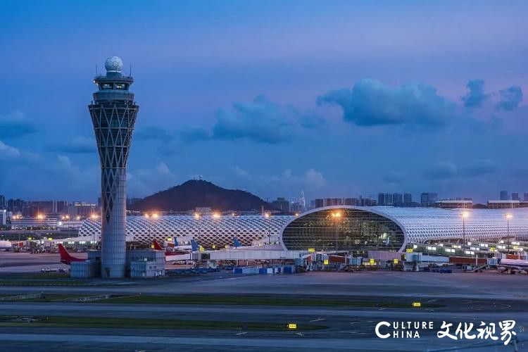 就因25厘米,素质被甩几条街——深圳机场就升降车高差致轮椅无法推进机舱致歉,郑智化回应……